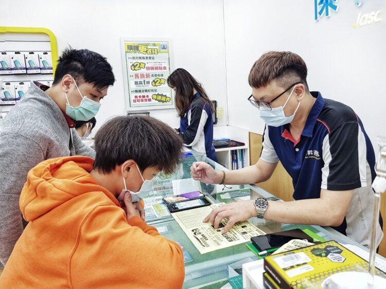 以往未滿18歲青少年購機需由法定代理人同意，因此在決定機型時，多半還是以價格為考量-58af99d0