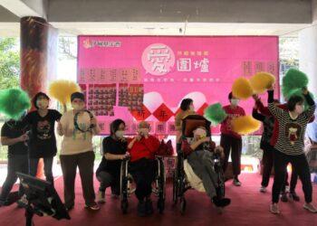 宜蘭教養院住民們特別為今天圍爐活動準備舞蹈表演，以歡樂的氣氛迎接兔年的到來。-5851606c