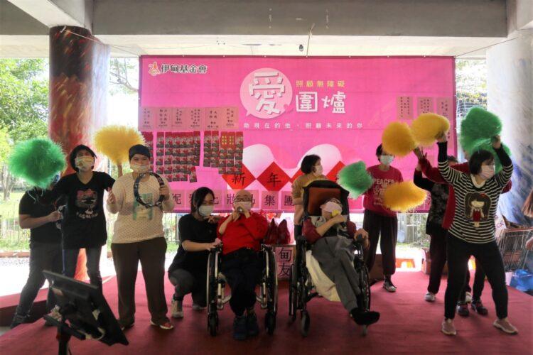 宜蘭教養院住民們特別為今天圍爐活動準備舞蹈表演，以歡樂的氣氛迎接兔年的到來。-5851606c