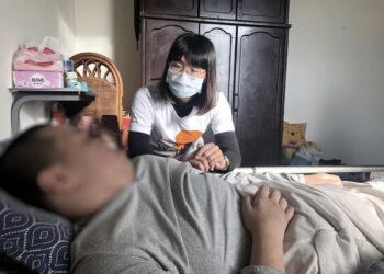 展望會發現，去年有836名服務兒少的家庭因擔憂費用，即使孩子生病也無法帶孩子就醫或必須降低就醫頻率-c4f623f3