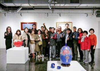 《樸實與華麗—劉武瓷藝個展》藝術家劉武，與開幕貴賓合影留念。