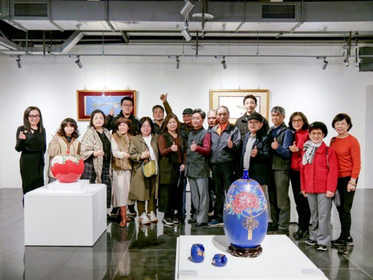 《樸實與華麗—劉武瓷藝個展》藝術家劉武,與開幕貴賓合影留念。