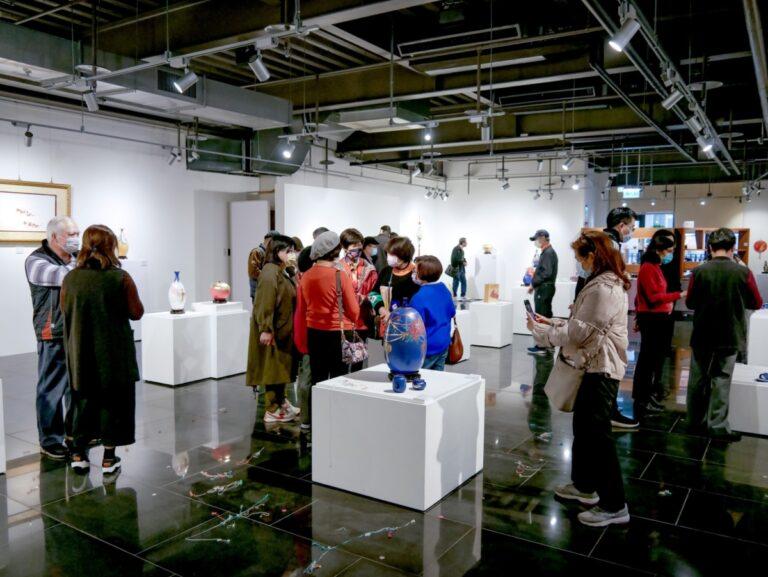 《樸實與華麗—劉武瓷藝個展》展期至2月28日，參觀人潮，絡繹不絕。