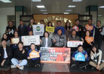 宏恩集團員工一同將愛送給土敍震災災民