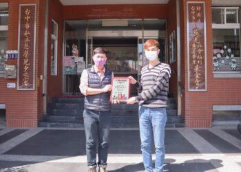 慈光基金會廖振彬組長(左)贈感謝狀予TZUMii厝覓(右)