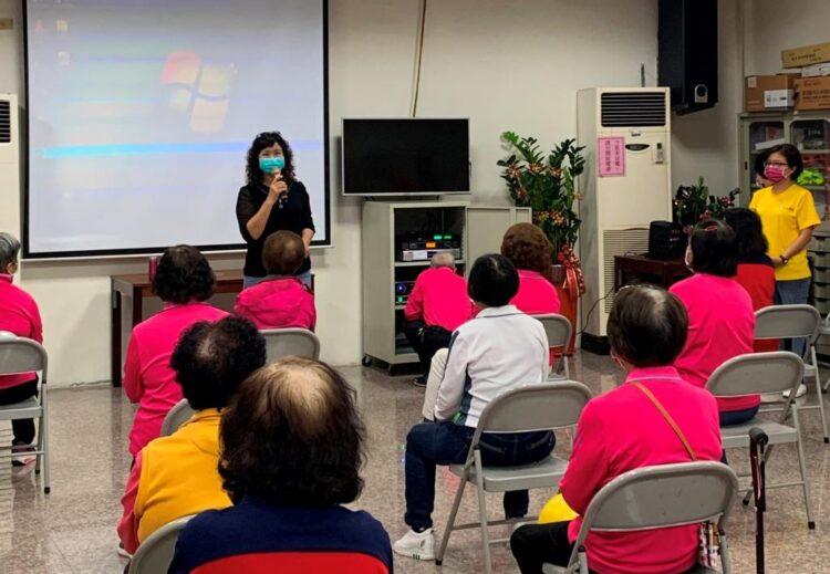 秦總幹事鼓勵長輩可以善用定位法，才不會黑白想