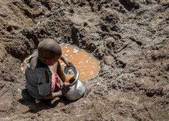 01 據聯合國及世衛統計，全球仍有約20億人沒有乾淨水可以飲用，且每年有140萬人死於沒有安全飲用水及髒亂的衛生環境，其中更有7400萬人的壽命因此縮短