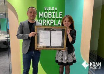 ISO27001授證儀式：凱鈿商務開發副總經理張博瀚與BSI行銷部協理簡慧伶