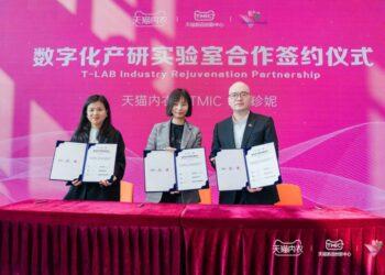 【新聞照片】維珍妮國際（控股）研發及設計總監兼執行董事劉震強（右一）與TMIC、天貓內衣行業代表合作簽約。