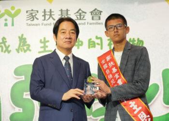 副總統賴清德給主恩(右)鼓勵，頒贈全國自強兒少表揚獎座。(南台中家扶提供)