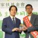 副總統賴清德給主恩(右)鼓勵，頒贈全國自強兒少表揚獎座。(南台中家扶提供)