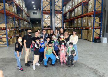 「就醬播」與「快樂學習協會」於本月11日帶領協會孩童參觀「公主派對」直播倉庫，引領孩子進入直播帶貨的世界、開啟新視野。圖片來源：樂播科技