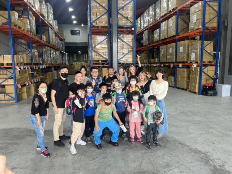 「就醬播」與「快樂學習協會」於本月11日帶領協會孩童參觀「公主派對」直播倉庫，引領孩子進入直播帶貨的世界、開啟新視野。圖片來源：樂播科技