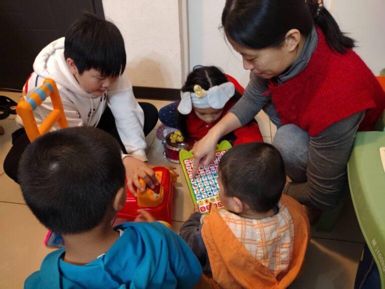寄家手足陪伴寄養童一起遊戲，雅嶺媽媽(圖右)一起參與。(南台中家扶提供)