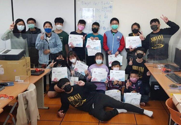 創客與智慧家庭初階班結業合照