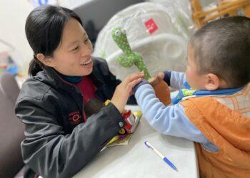 雅嶺媽媽(圖左)對寄養童很有耐心，陪著玩遊戲。(南台中家扶提供)