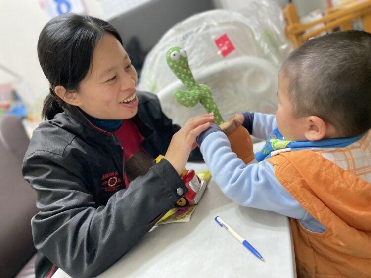 雅嶺媽媽(圖左)對寄養童很有耐心，陪著玩遊戲。(南台中家扶提供)