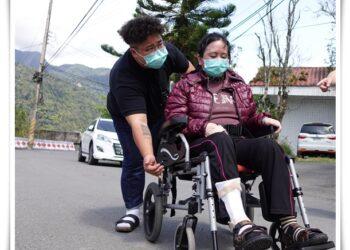 雅雯在伊甸社工協助下坐上清潔乾淨的輪椅，至戶外享受溫暖陽光。