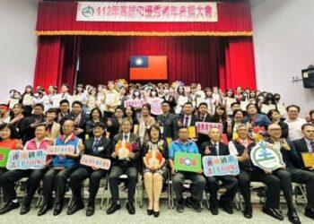 高雄市優秀青年表揚大會大合照