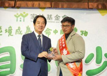 從副總統賴清德(左)手中接過獎盃