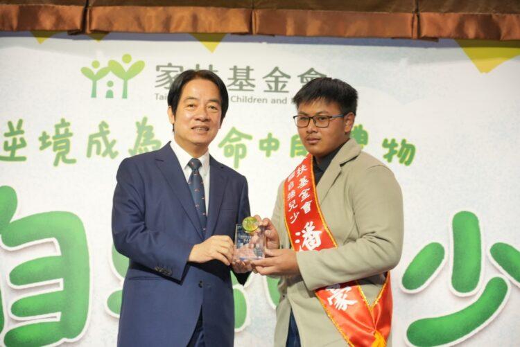 從副總統賴清德(左)手中接過獎盃