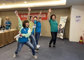 圖一：世界華人工商婦女企管協會嘉義分會蔡麗卿會長（右一）帶領活潑的學員進行反毒