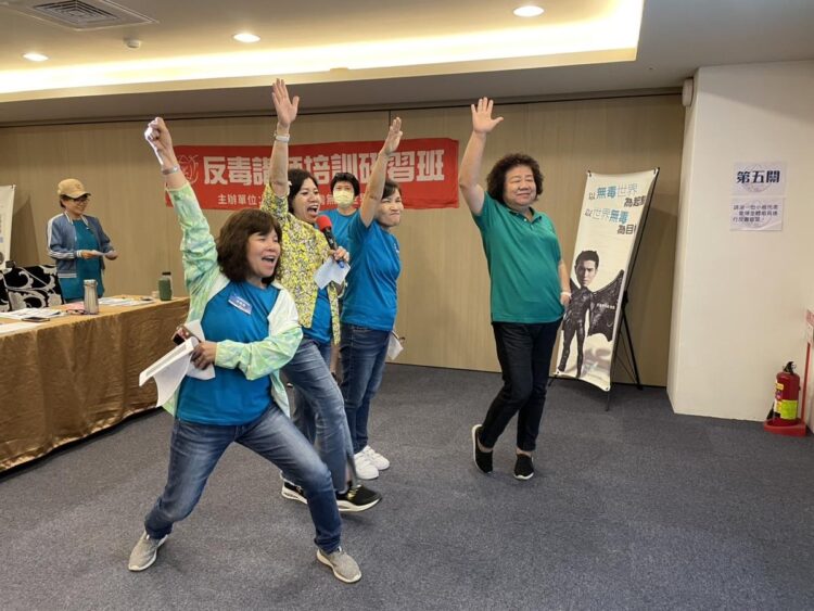 圖一：世界華人工商婦女企管協會嘉義分會蔡麗卿會長（右一）帶領活潑的學員進行反毒