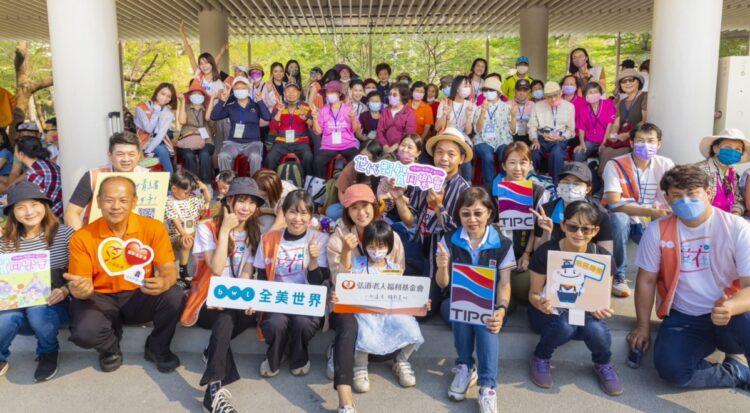 弘道從全方位關懷長輩，中風阿嬤再展笑顏