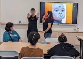 張明慧心理師(右一)透過身體認知讓家長了解衝動控制