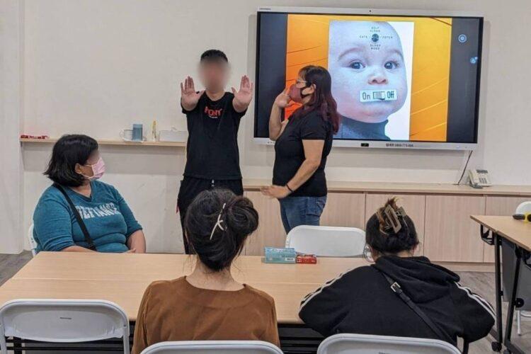 張明慧心理師(右一)透過身體認知讓家長了解衝動控制