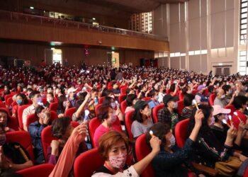 旺旺文教基金會公益演唱會前進新竹縣，現場擠爆1200名志工，手中舉著閃光筆營造壯觀燈海。