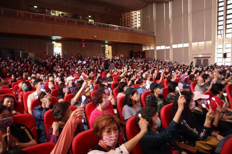 旺旺文教基金會公益演唱會前進新竹縣，現場擠爆1200名志工，手中舉著閃光筆營造壯觀燈海。
