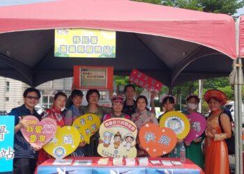 移民署南區事務大隊嘉義縣服務站參加嘉義縣政府舉辦的泡泡趴祈福嘉年華活動，與民歡慶潑水節。