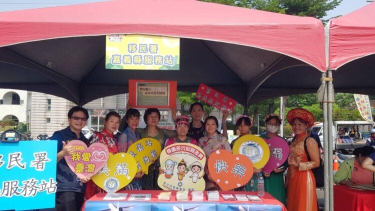 移民署南區事務大隊嘉義縣服務站參加嘉義縣政府舉辦的泡泡趴祈福嘉年華活動，與民歡慶潑水節。