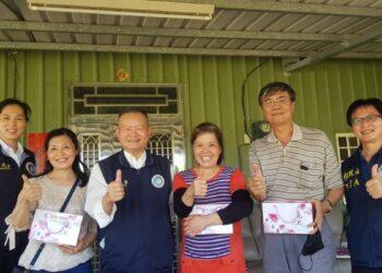 陳泳伶(右三)經嘉義市社區大學自然農法班胡安慶老師(右二)指導，以自然農法栽種巴西白甘蔗，並獲移民署築夢計畫補助