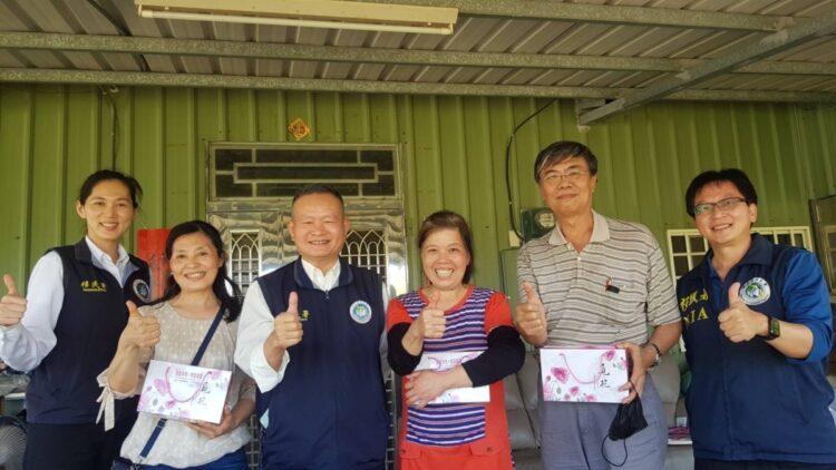 陳泳伶(右三)經嘉義市社區大學自然農法班胡安慶老師(右二)指導，以自然農法栽種巴西白甘蔗，並獲移民署築夢計畫補助