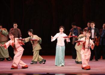 客家小戲《扛茶》。吳代真（中）擔綱女主角。