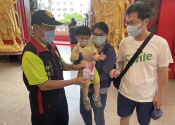 主委親自送祝福給媽媽們