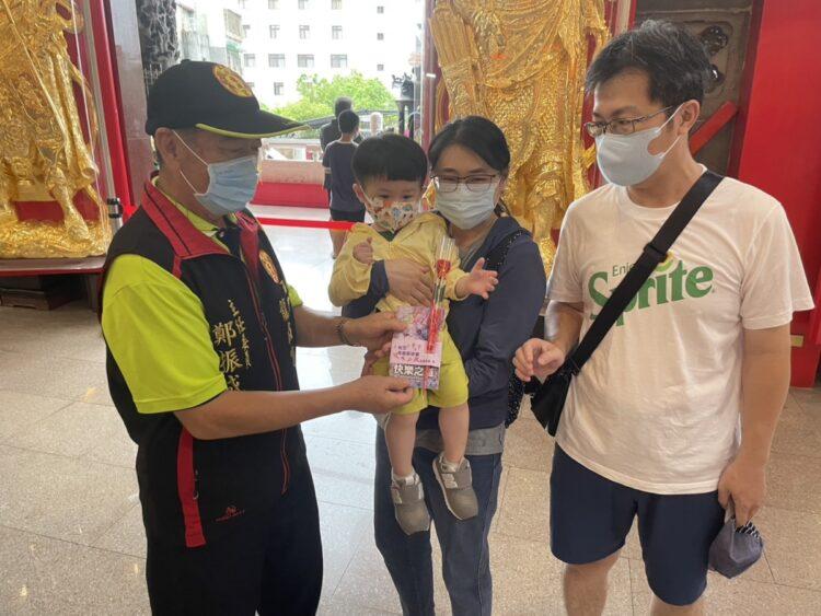 主委親自送祝福給媽媽們