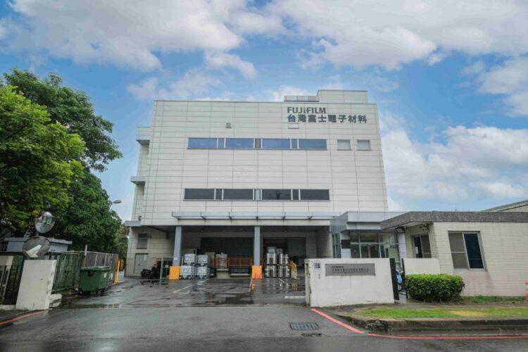 台灣富士電子材料將新設立一座先進半導體材料廠，並擴建既有的台南廠房。 (1)