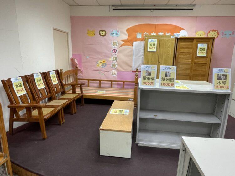 好好市集大型家具急尋有緣人。(南台中家扶提供) 01