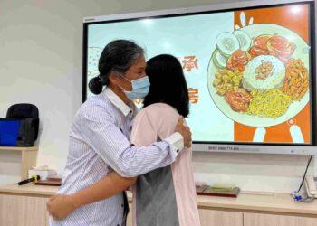 小恩與阿嬤，一個擁抱勝千言萬語