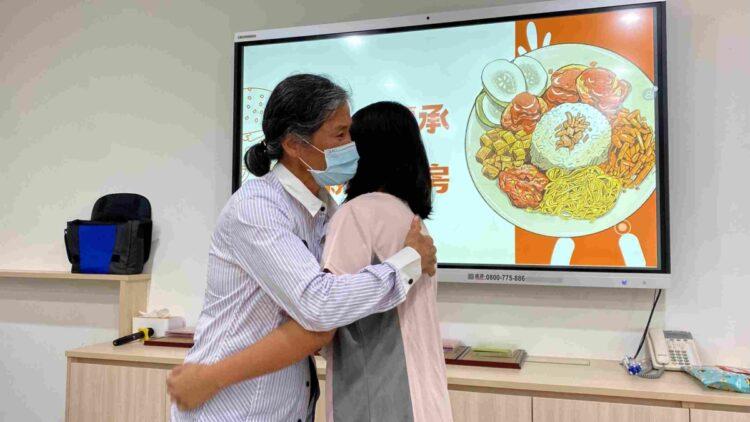 小恩與阿嬤，一個擁抱勝千言萬語