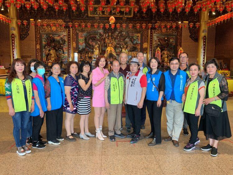 施主委透過公益團體捐米之合照