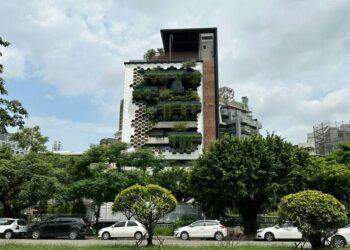 (昱均)麗晨「丰二三」規劃之初即以取得國內智慧建築標章及美國LEED綠建築認證為目標，