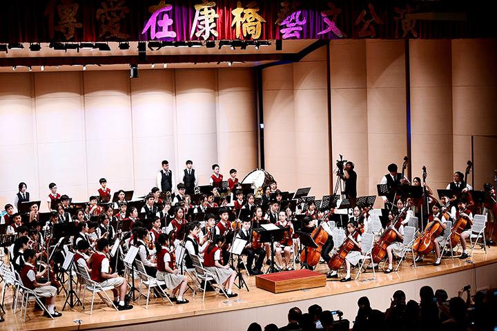 由秀岡國高中學長姊和青山校區的小學弟妹們，大手牽小手一起進行演出，藉由音樂交流、互相學習，也拉近了彼此的距離。