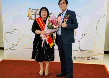 衛福部112年全國績優寄養家庭表揚-寄養媽媽林香梅北上領獎(左)家扶基金會社工處長陳承斌(右) (1)