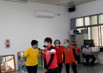 講師藉由活動，讓長輩們能更容易記住保健相關知識。