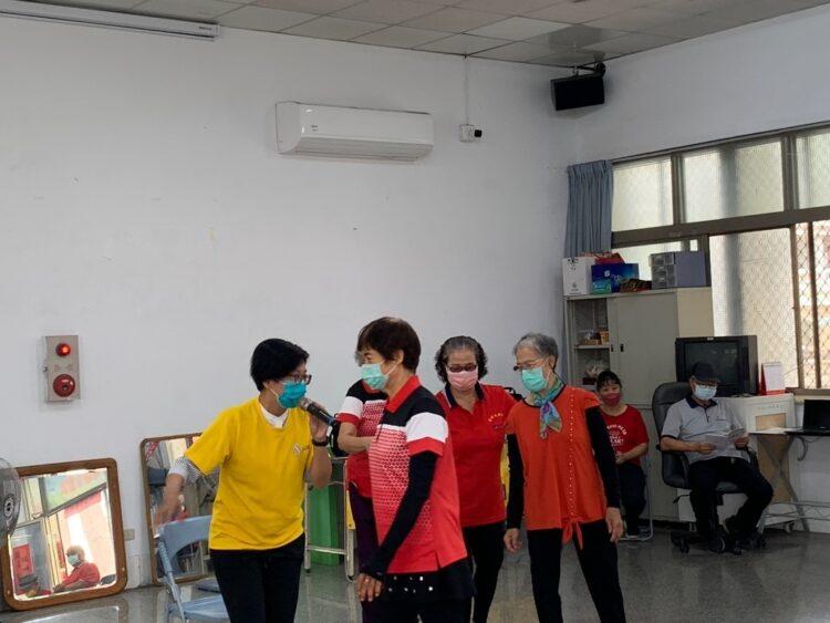 講師藉由活動，讓長輩們能更容易記住保健相關知識。