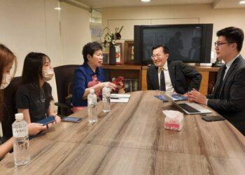 高雄大學兼任教師張秀瓊(左三)率生訪問山達基教會高雄機構董事長薛智元(右二)